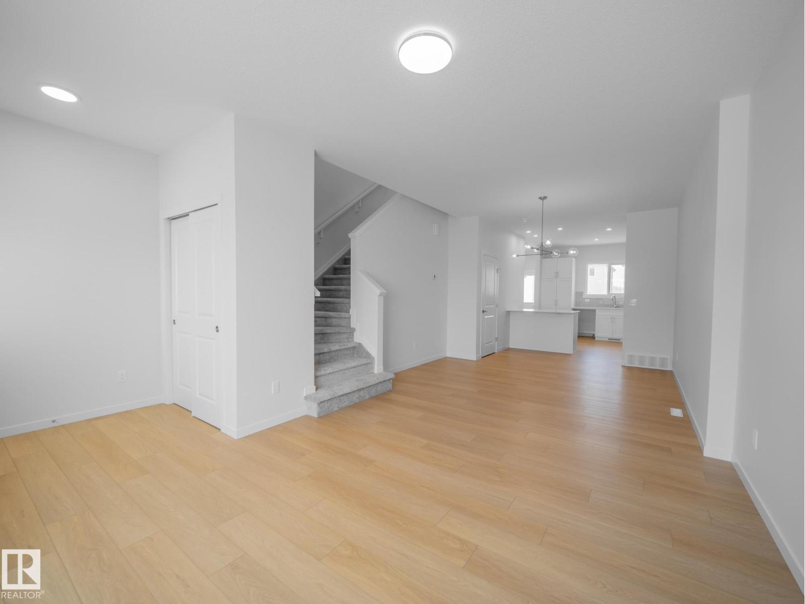 1032 14 AV NW, Edmonton