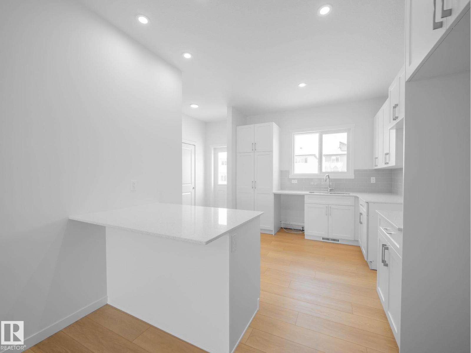 1032 14 AV NW, Edmonton