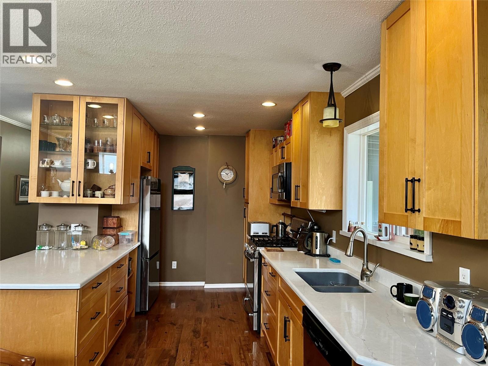 2860 Wright Street, Armstrong