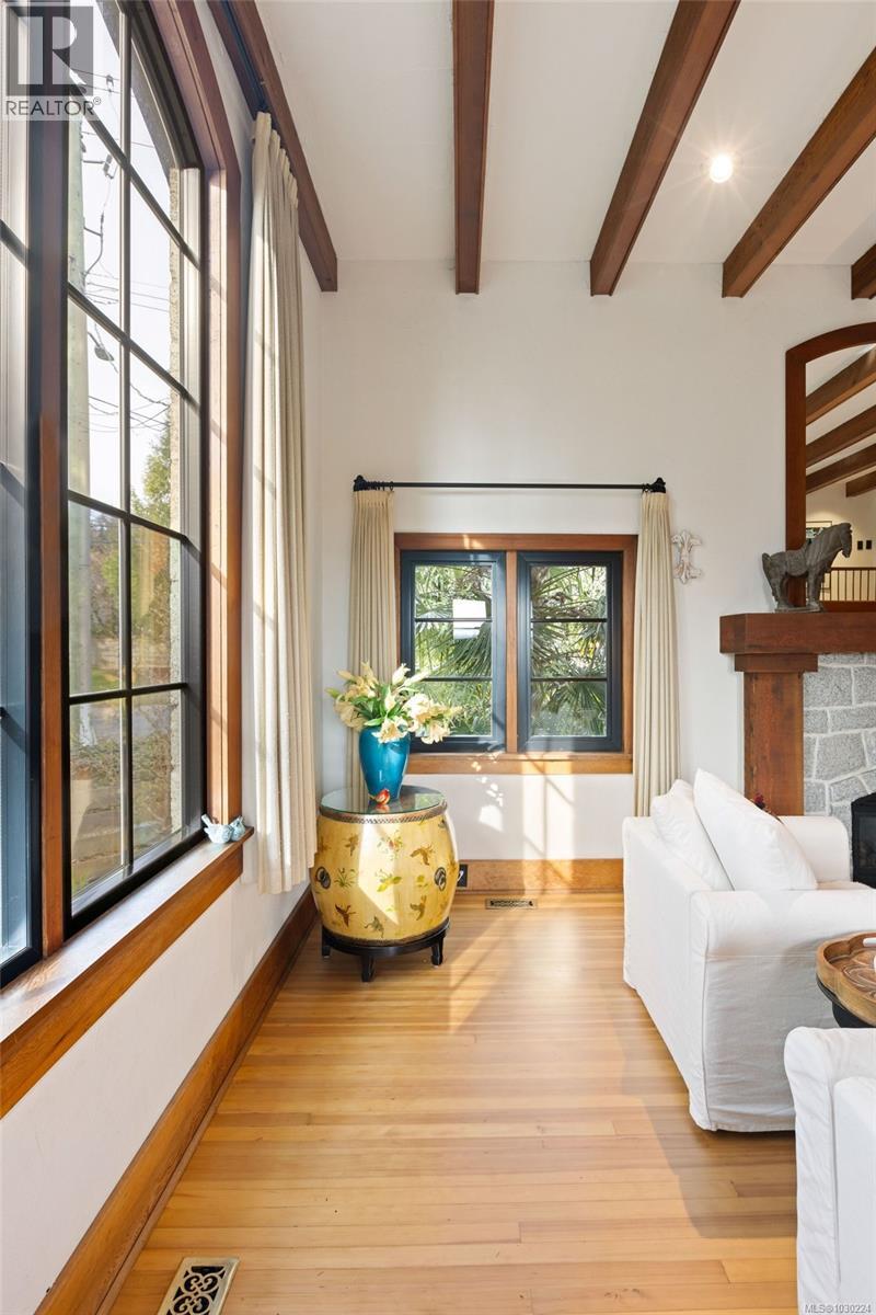 5165 CORDOVA BAY RD - 12