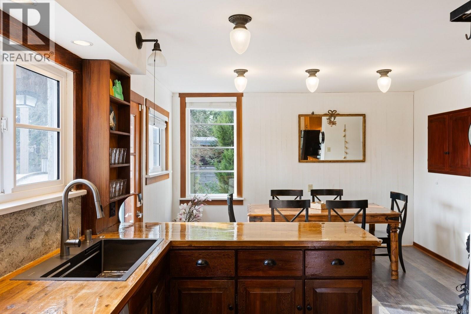 5165 CORDOVA BAY RD - 18