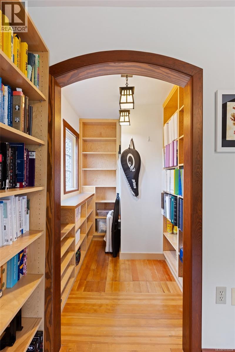 5165 CORDOVA BAY RD - 22