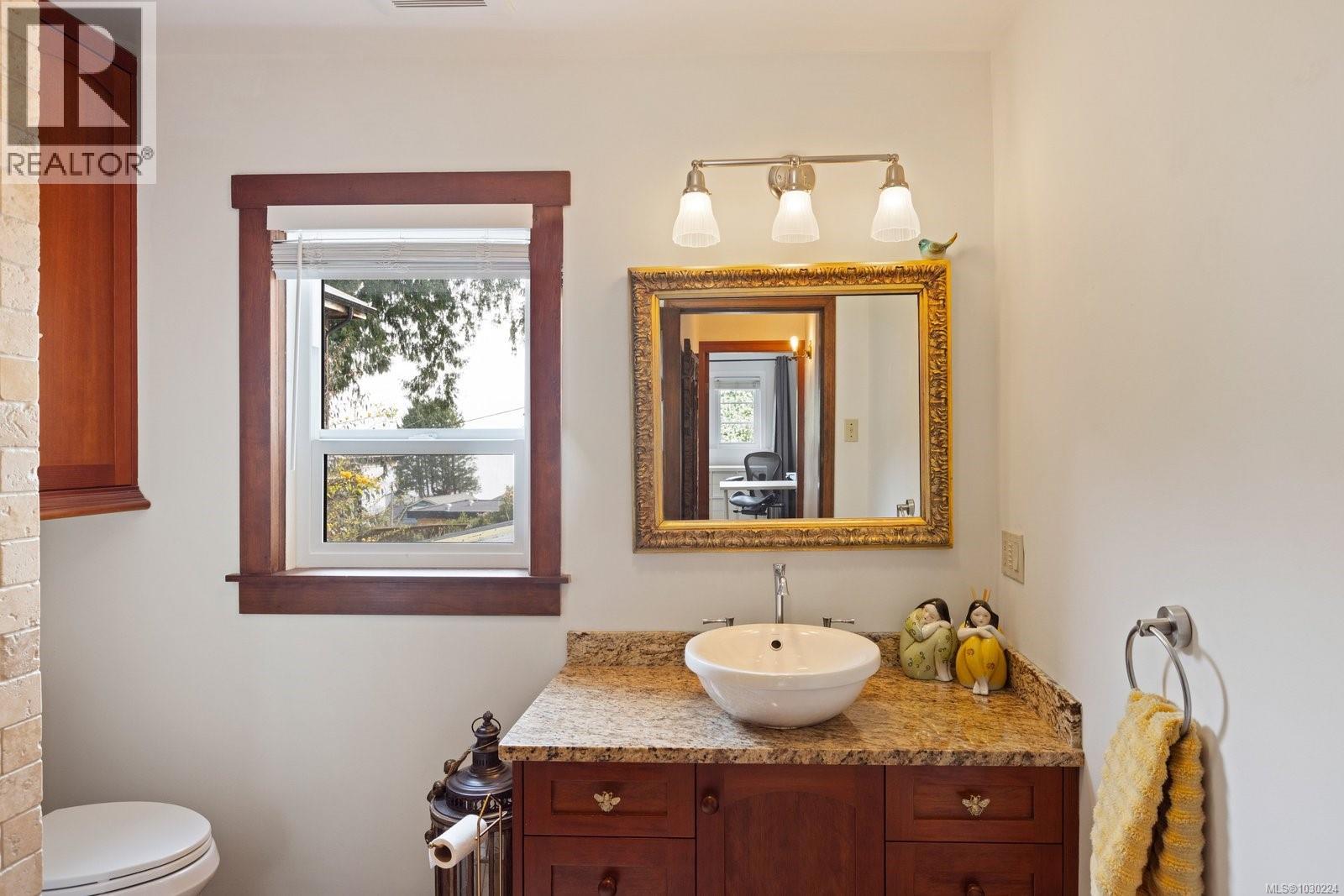 5165 CORDOVA BAY RD - 24