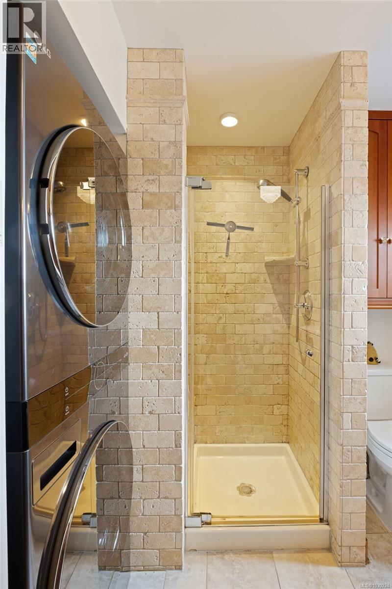 5165 CORDOVA BAY RD - 25