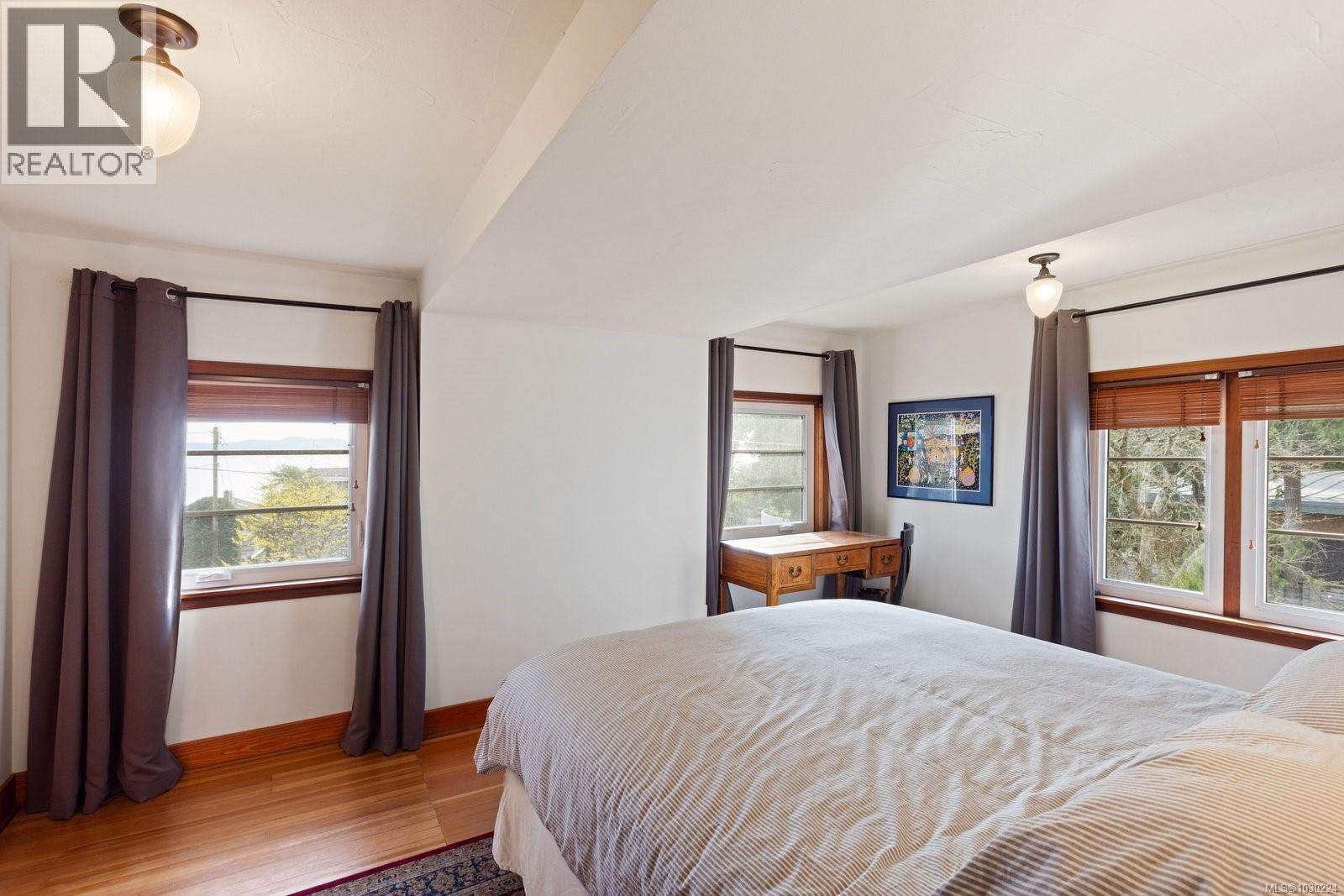 5165 CORDOVA BAY RD - 28