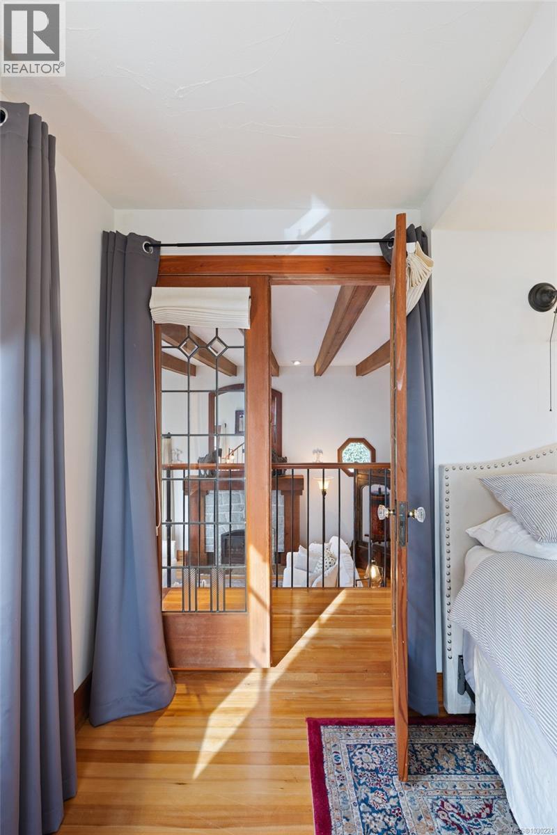 5165 CORDOVA BAY RD - 29