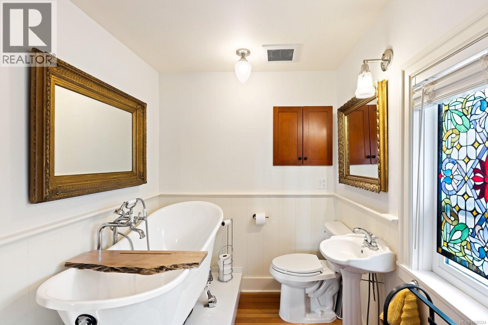 5165 CORDOVA BAY RD - 30