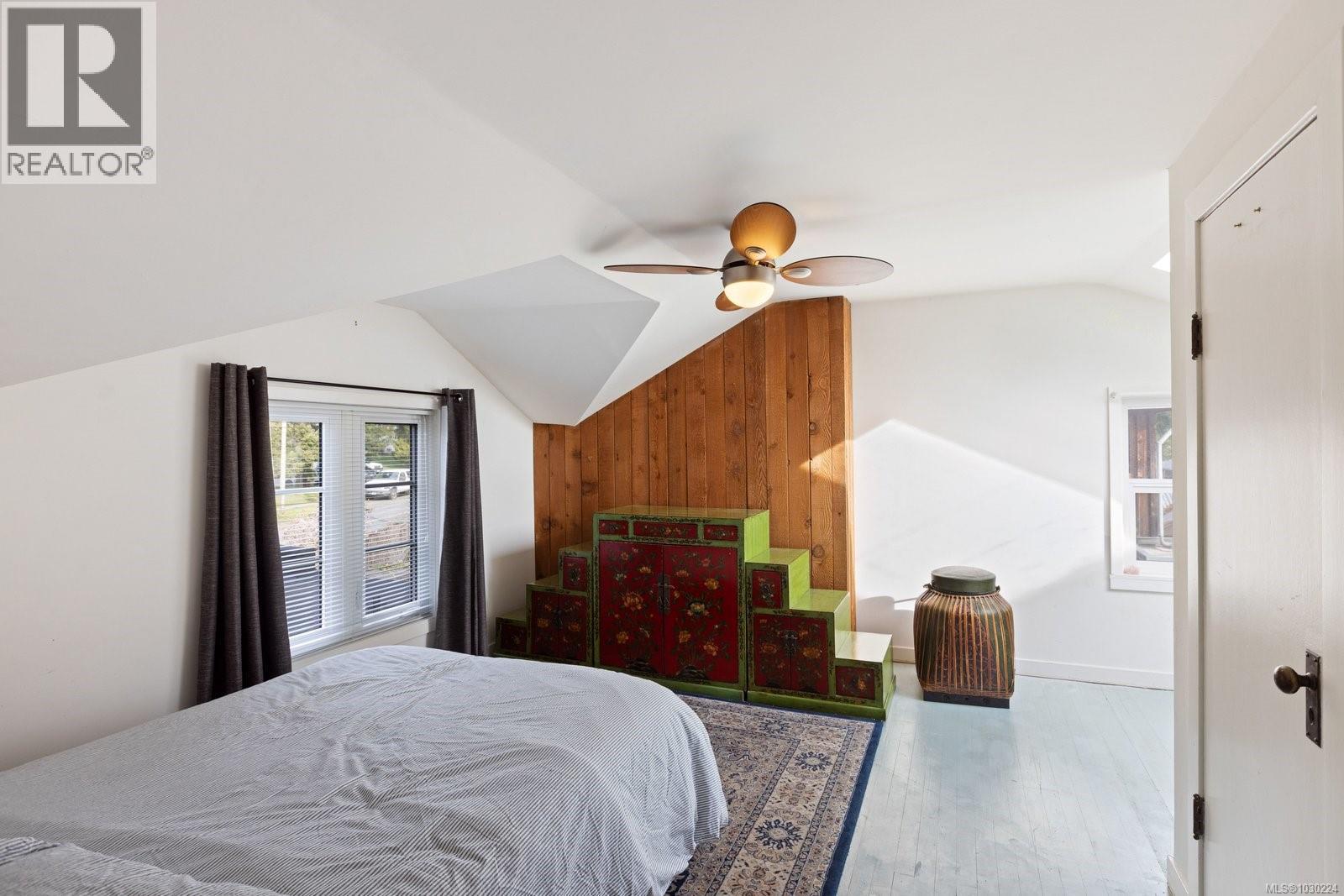 5165 CORDOVA BAY RD - 32