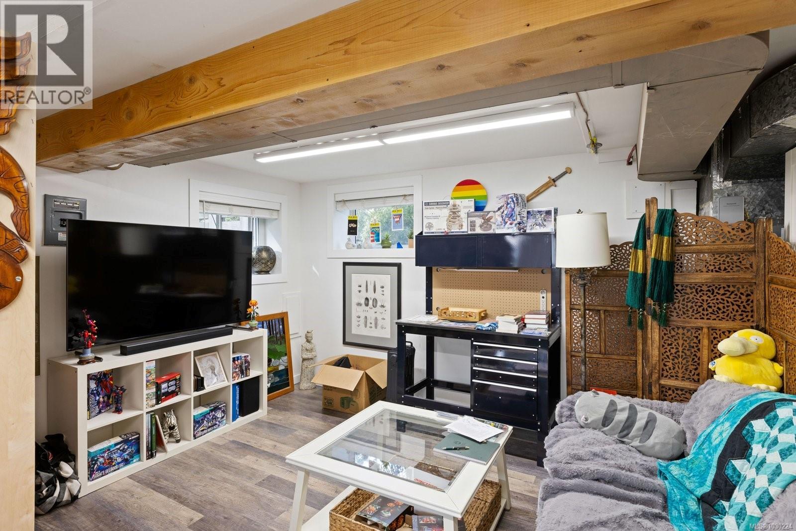 5165 CORDOVA BAY RD - 35