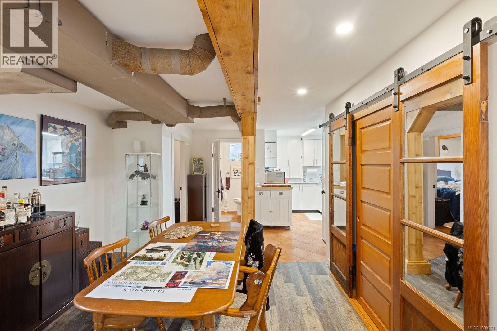 5165 CORDOVA BAY RD - 36