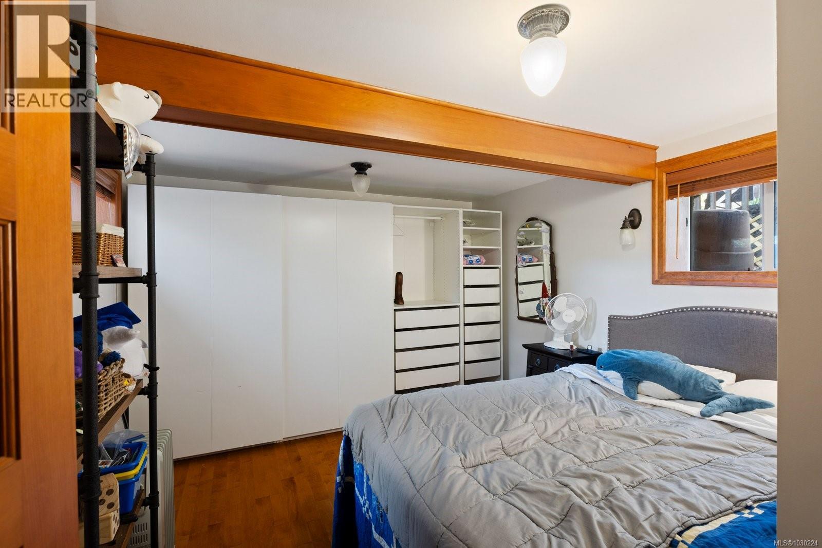 5165 CORDOVA BAY RD - 38