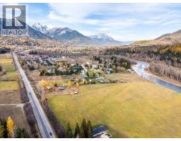 Kitchen - 2370 Highway 3 Highway, Fernie, BC V0B1M0 Photo 8