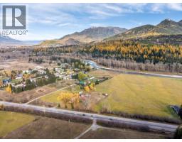 Living room - 2370 Highway 3 Highway, Fernie, BC V0B1M0 Photo 6