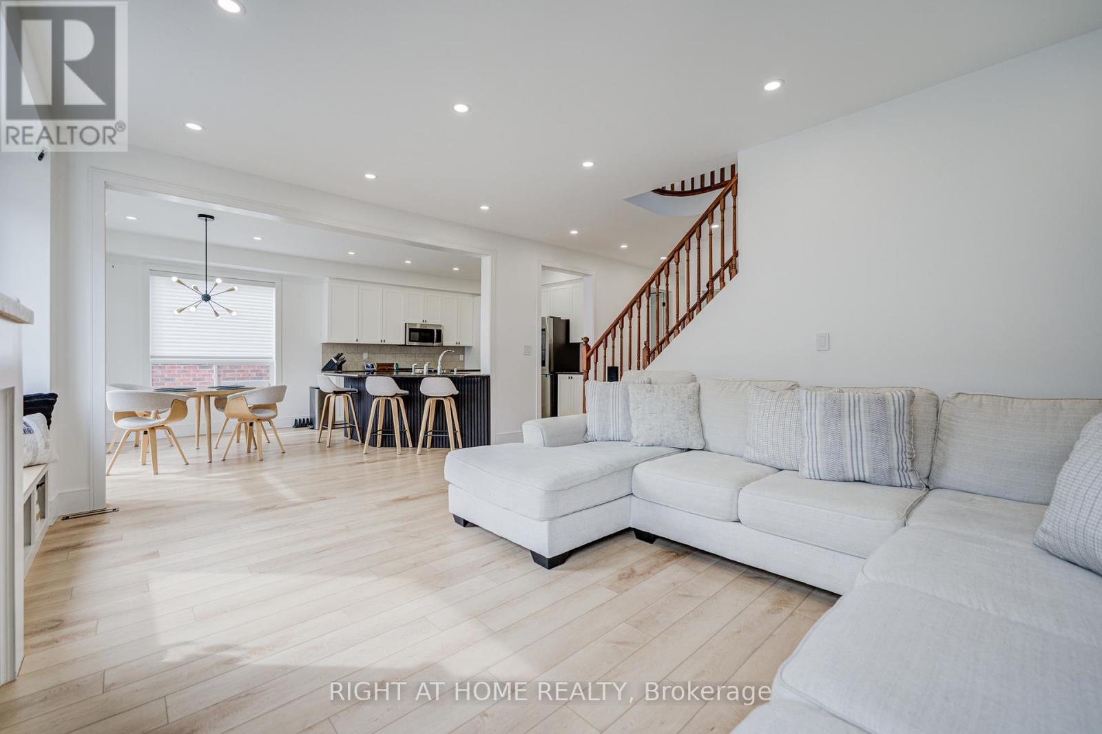 79 THE QUEENSWAY WAY - 18