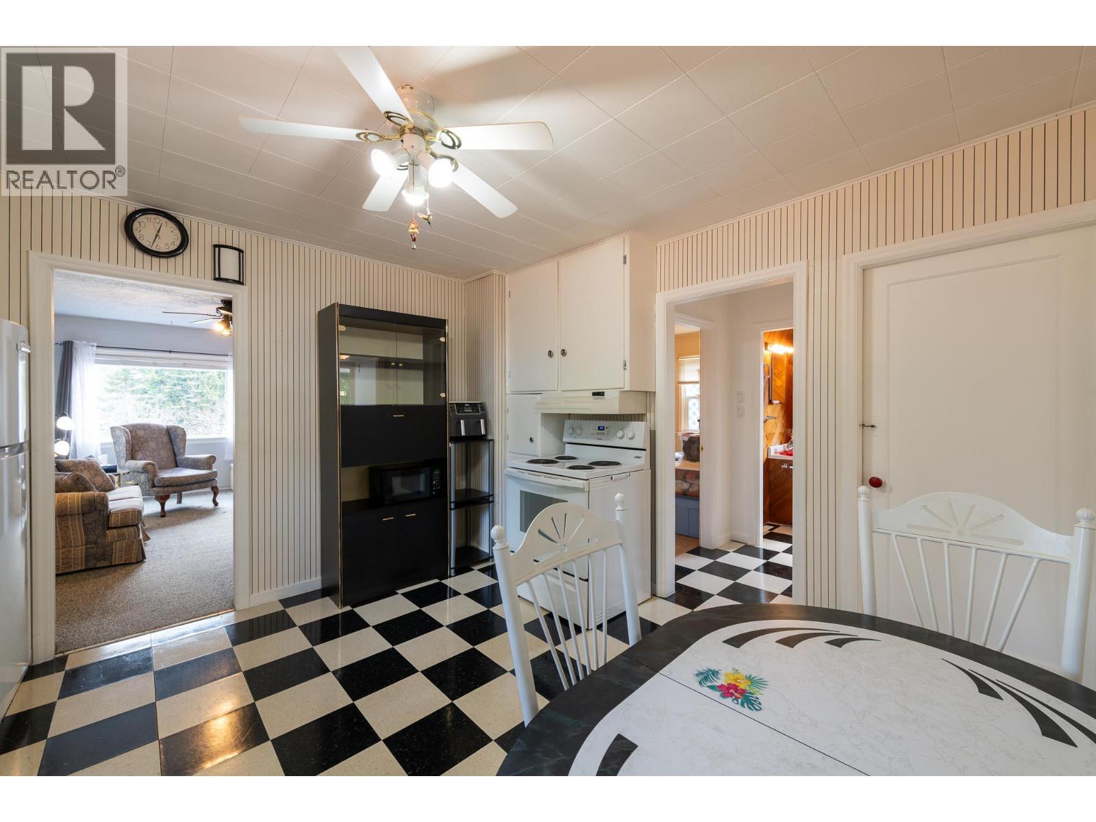 6910 1st Avenue, Ymir