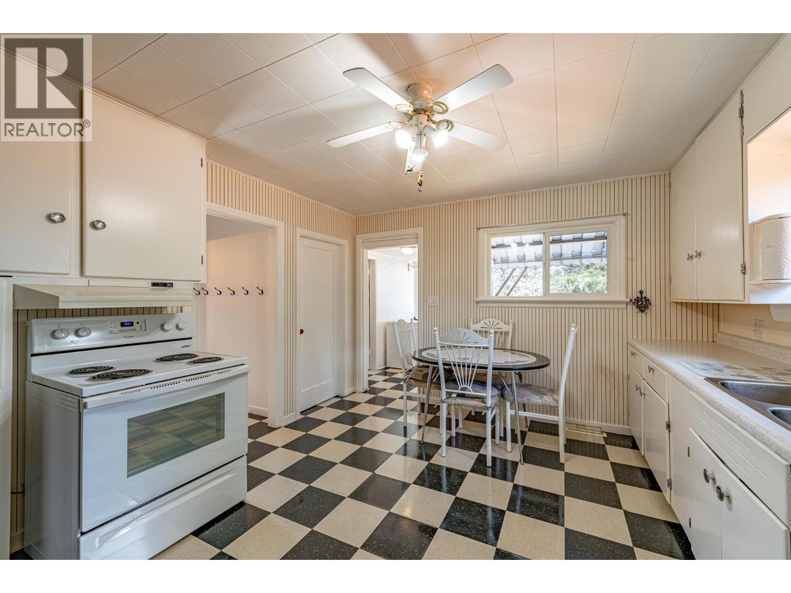 6910 1st Avenue, Ymir