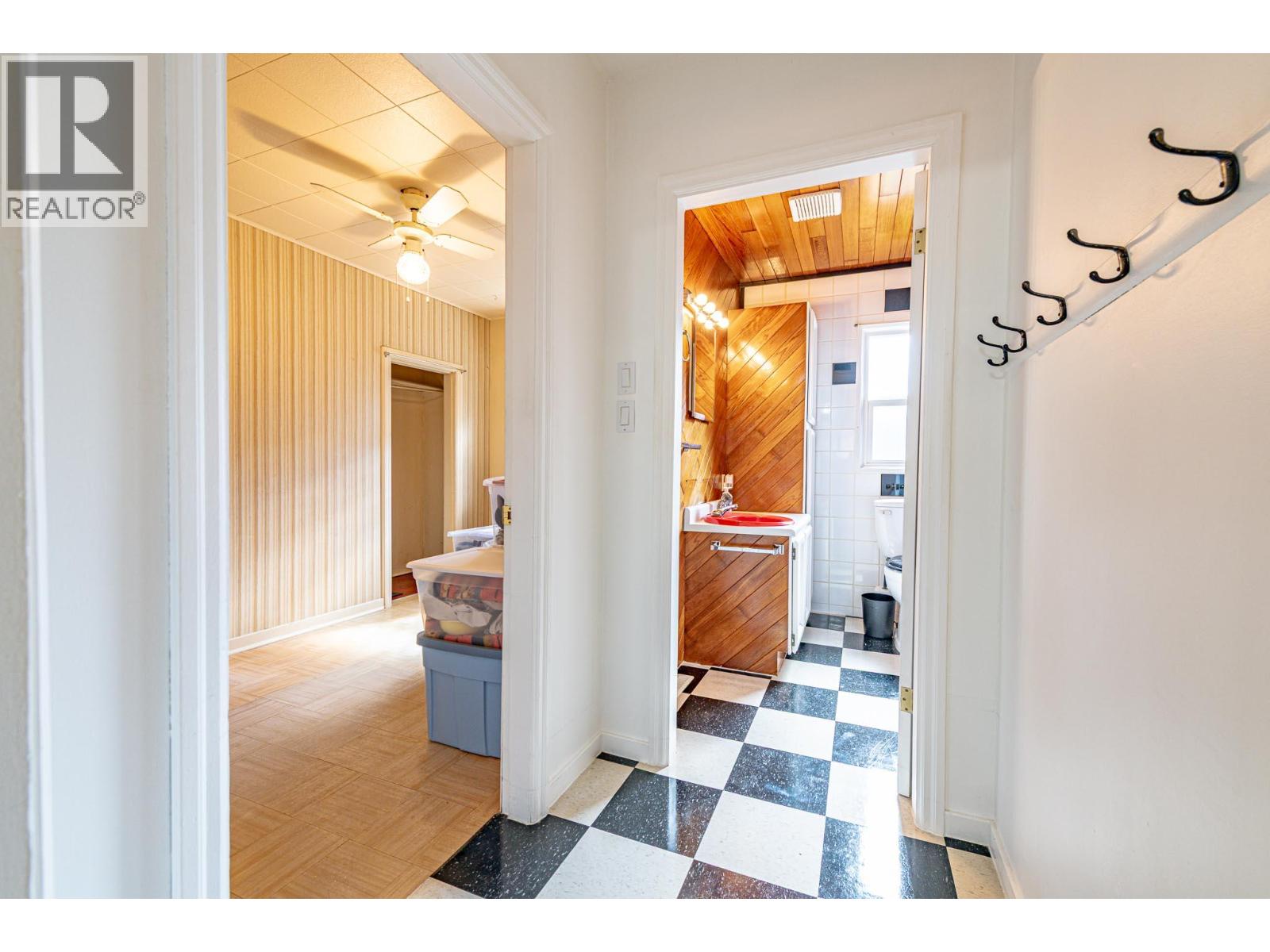 6910 1st Avenue, Ymir