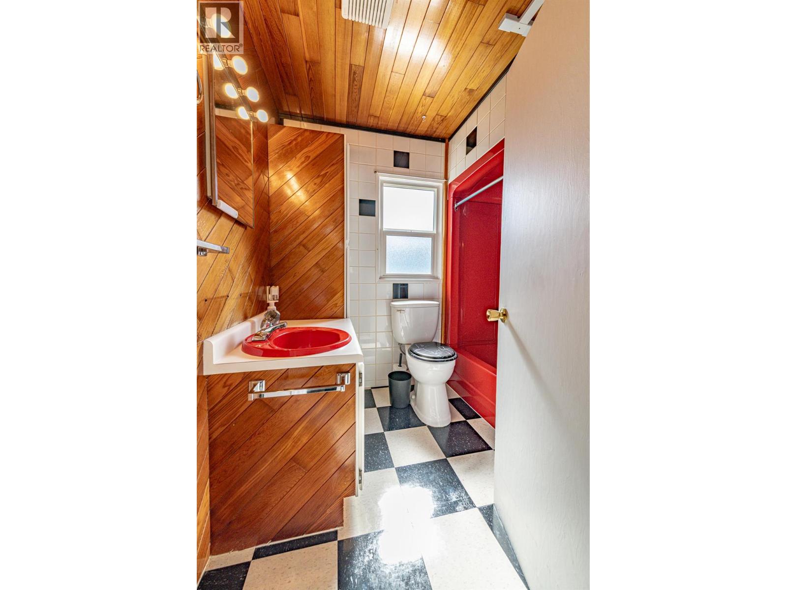 6910 1st Avenue, Ymir