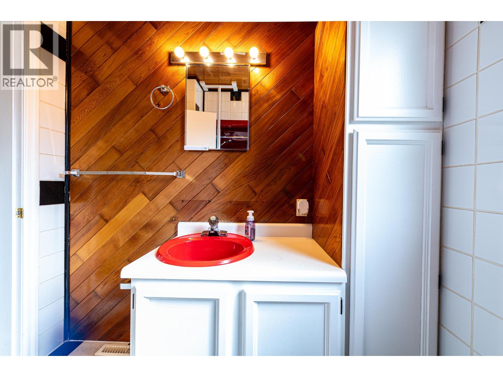 6910 1st Avenue, Ymir