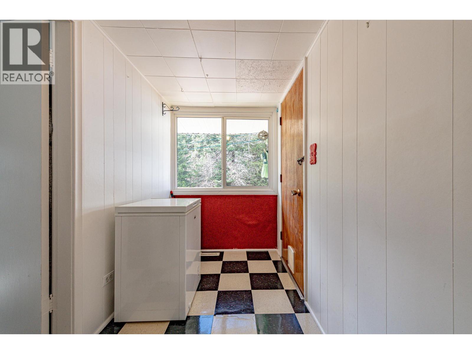 6910 1st Avenue, Ymir