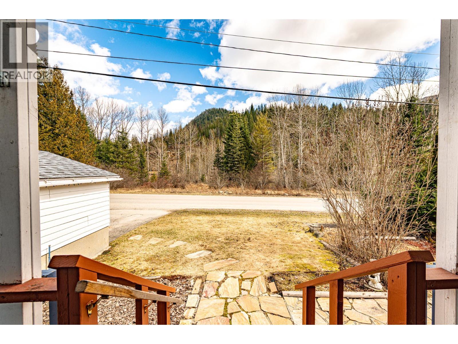 6910 1st Avenue, Ymir