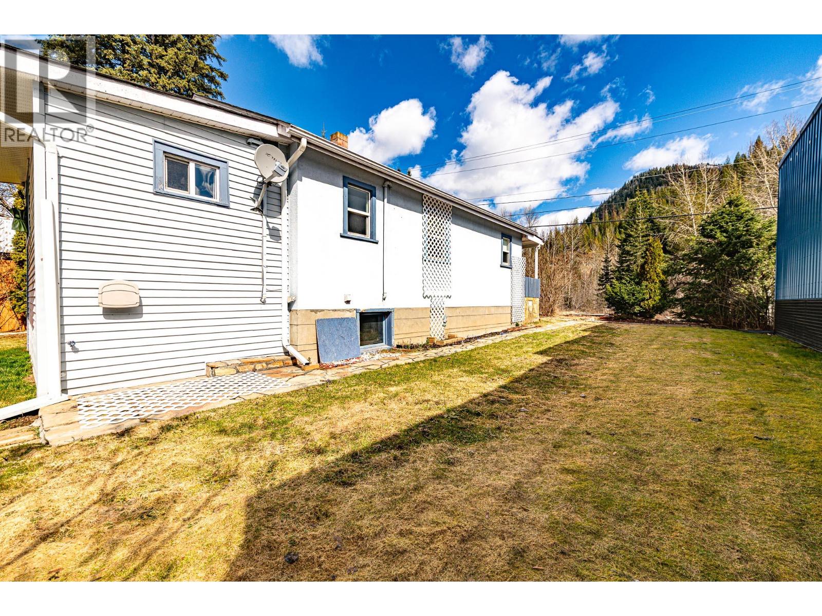 6910 1st Avenue, Ymir