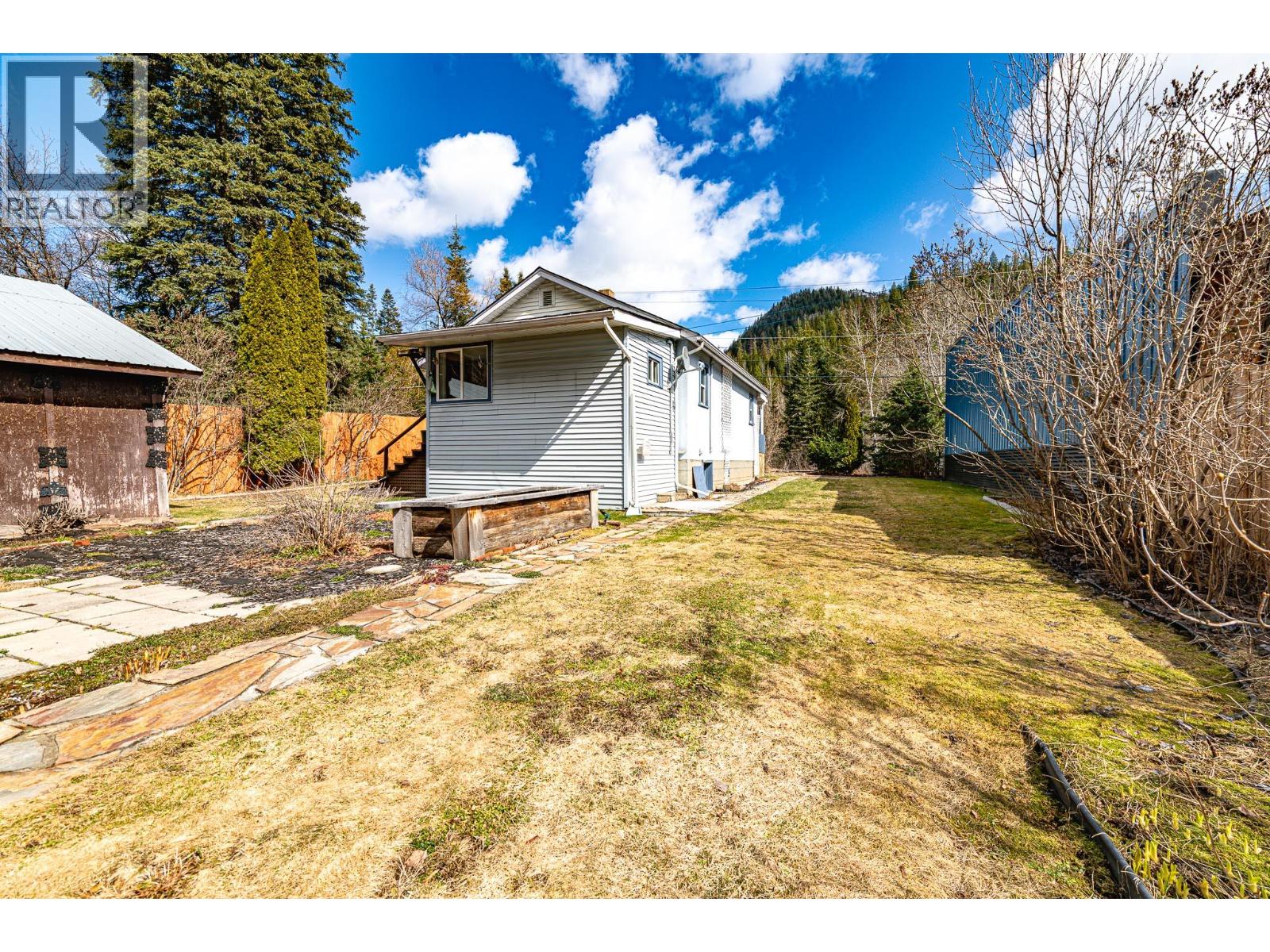 6910 1st Avenue, Ymir