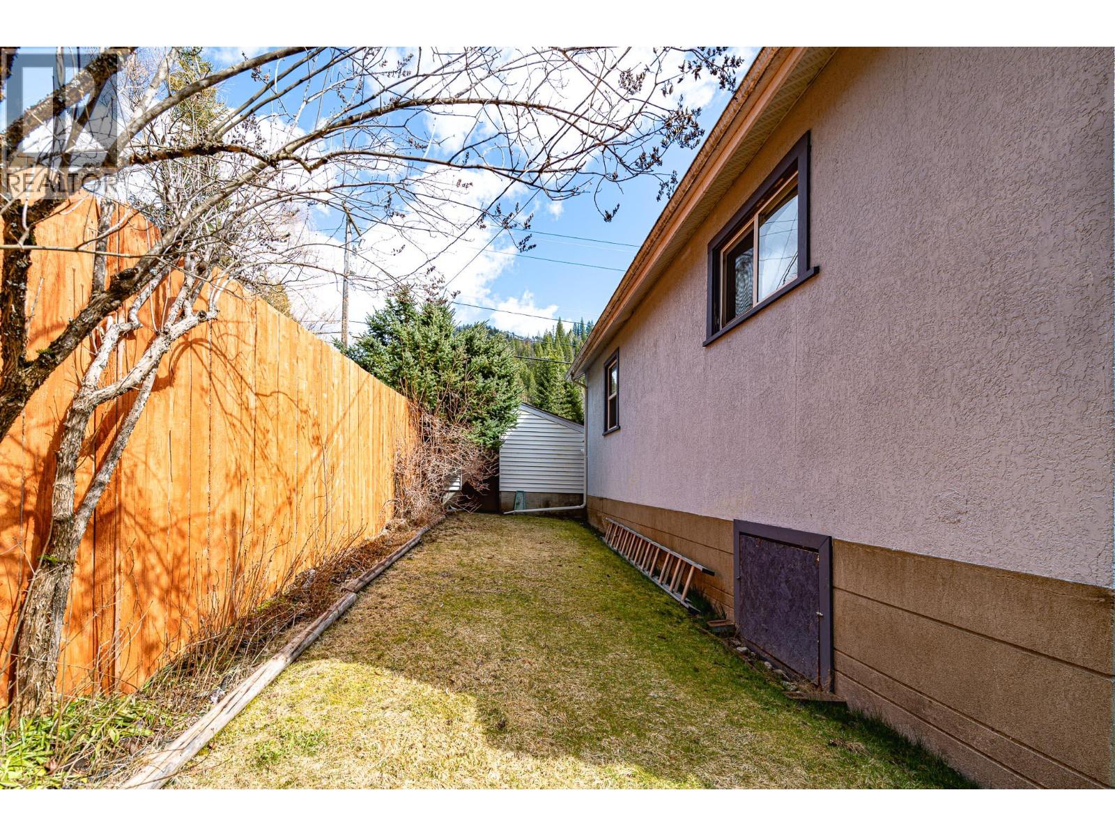 6910 1st Avenue, Ymir