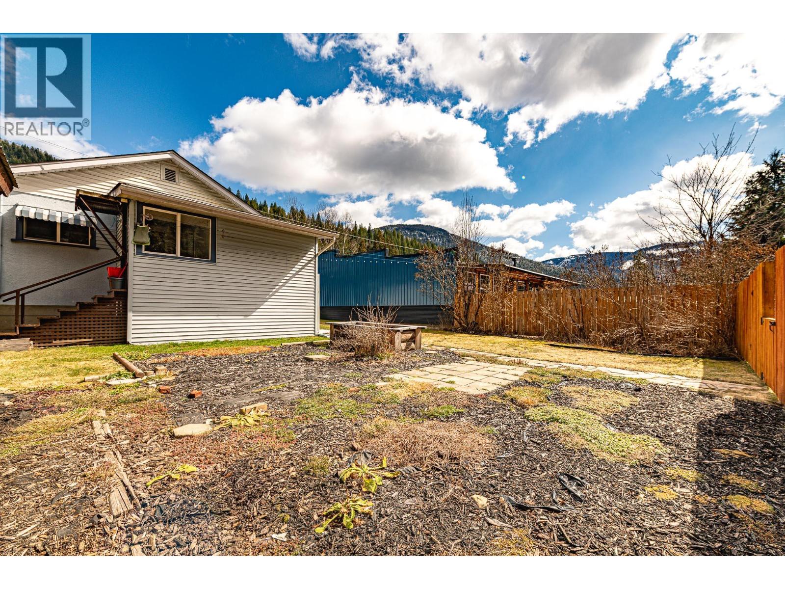 6910 1st Avenue, Ymir