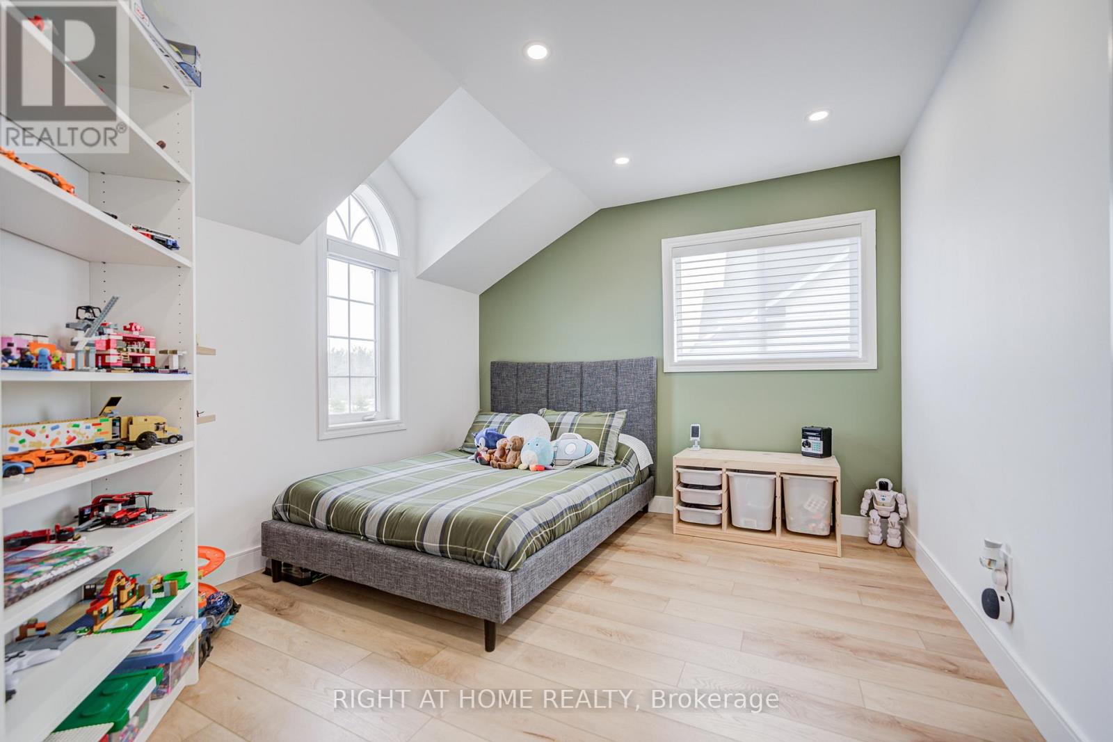 79 THE QUEENSWAY WAY - 29