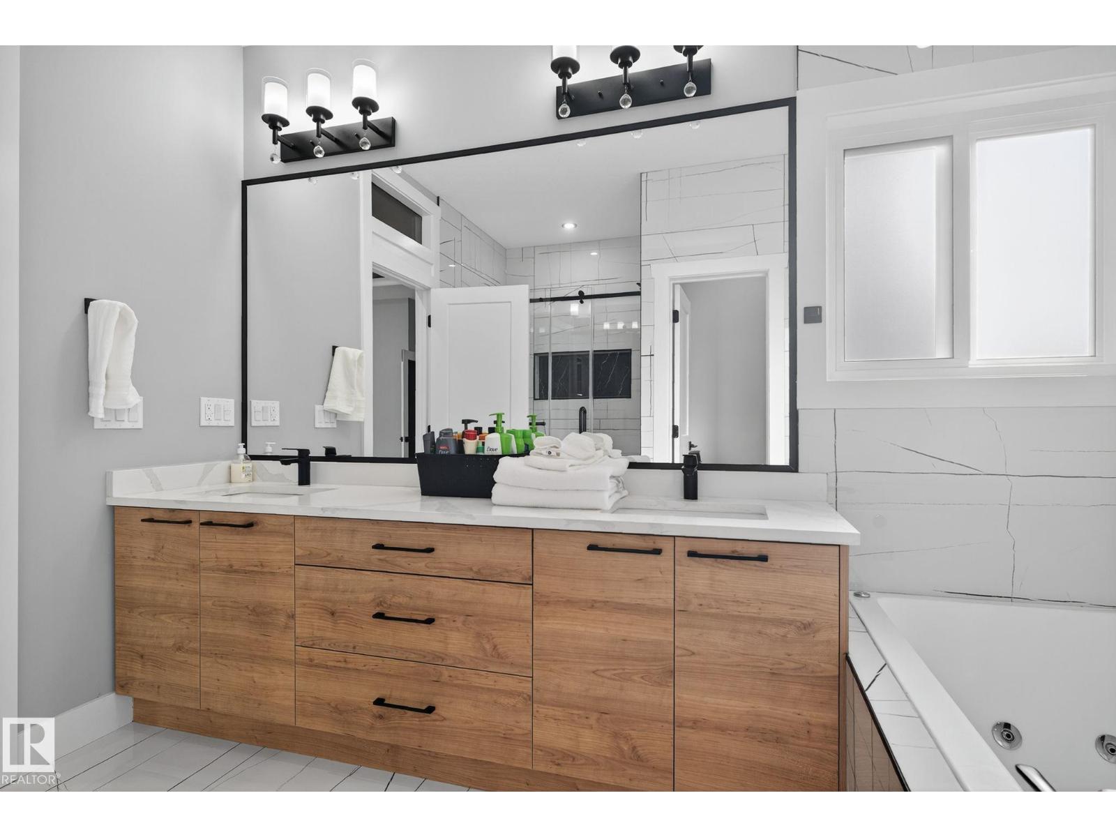 1815 17 AV NW, Edmonton