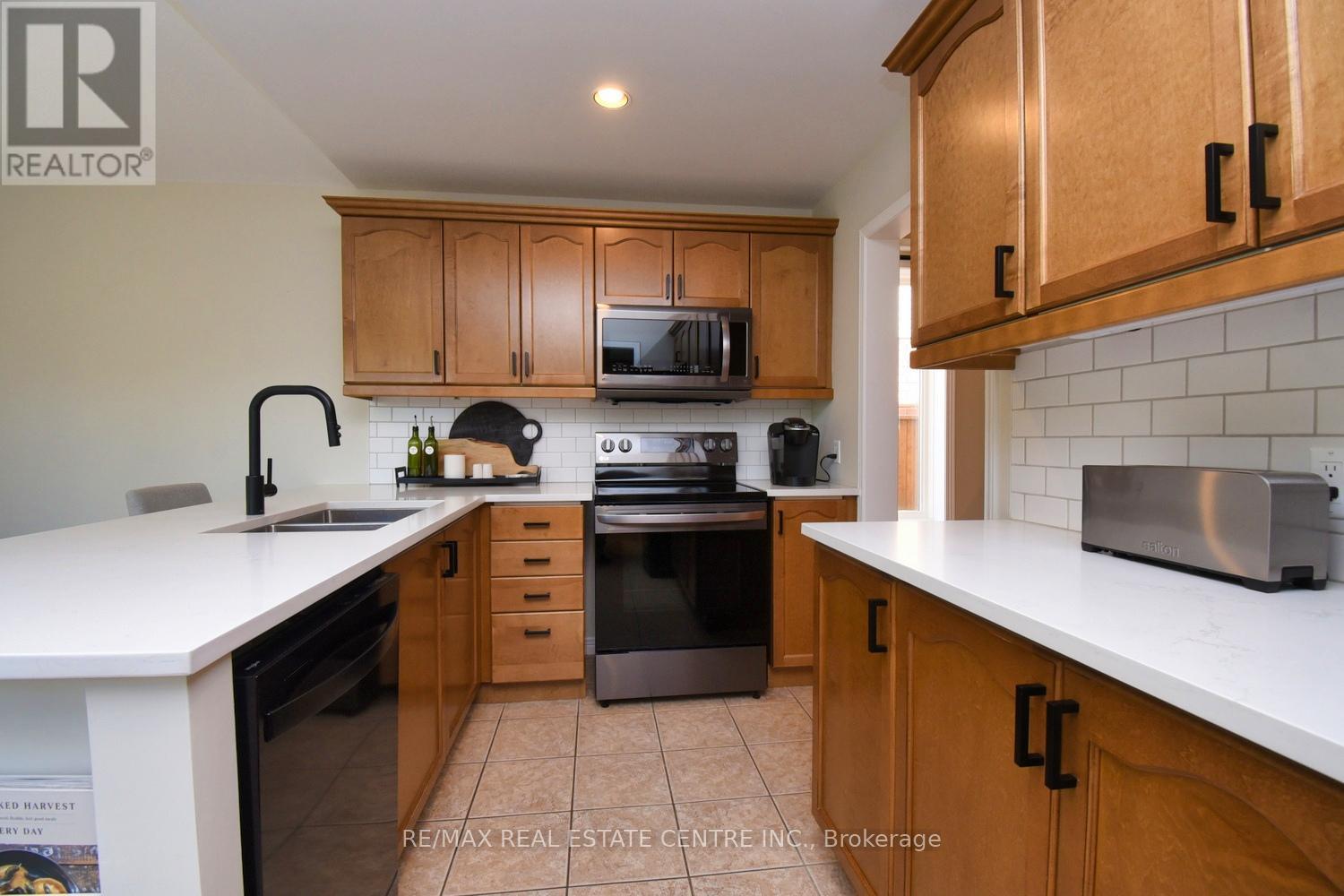 35 ERINGATE DRIVE - 20