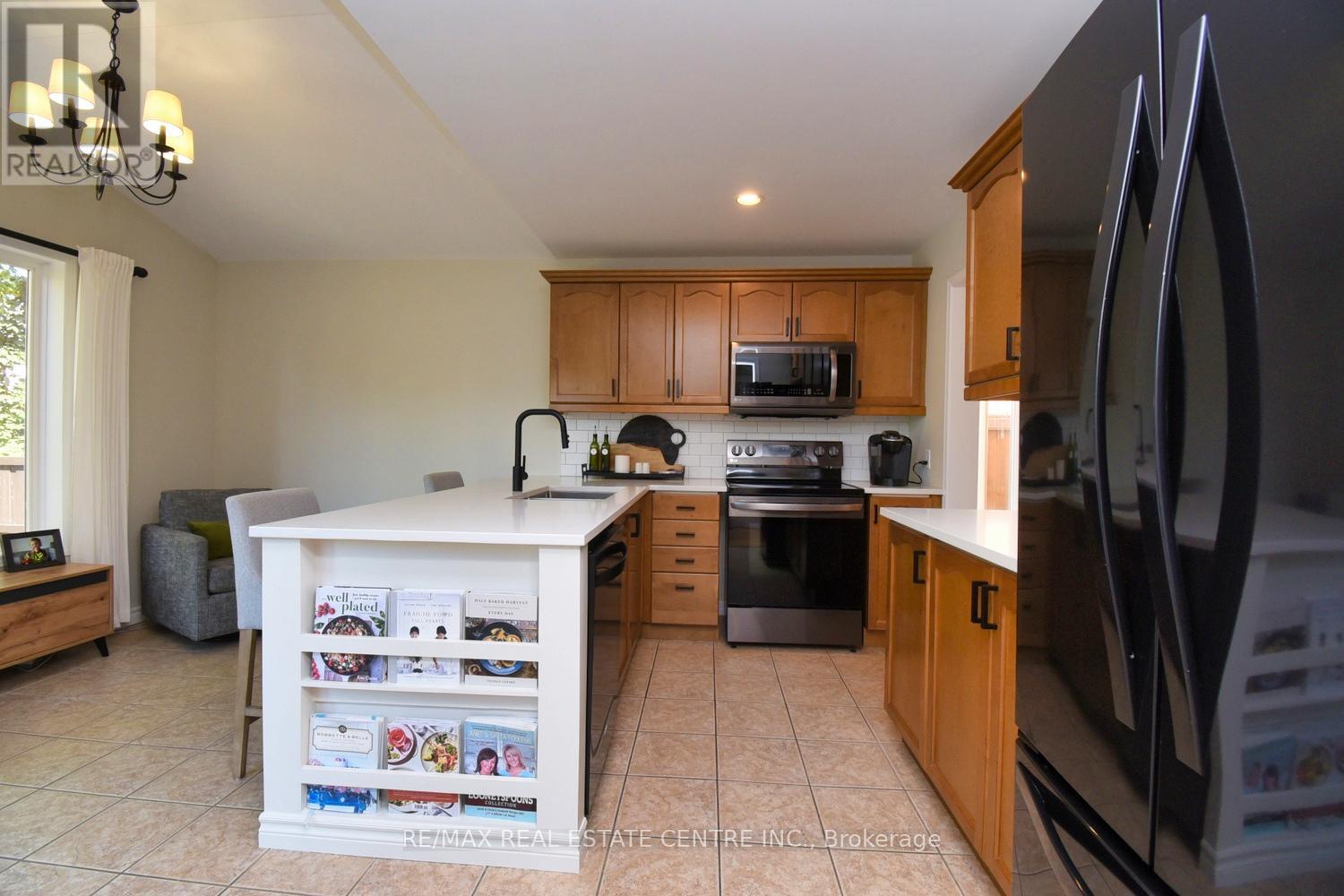 35 ERINGATE DRIVE - 21