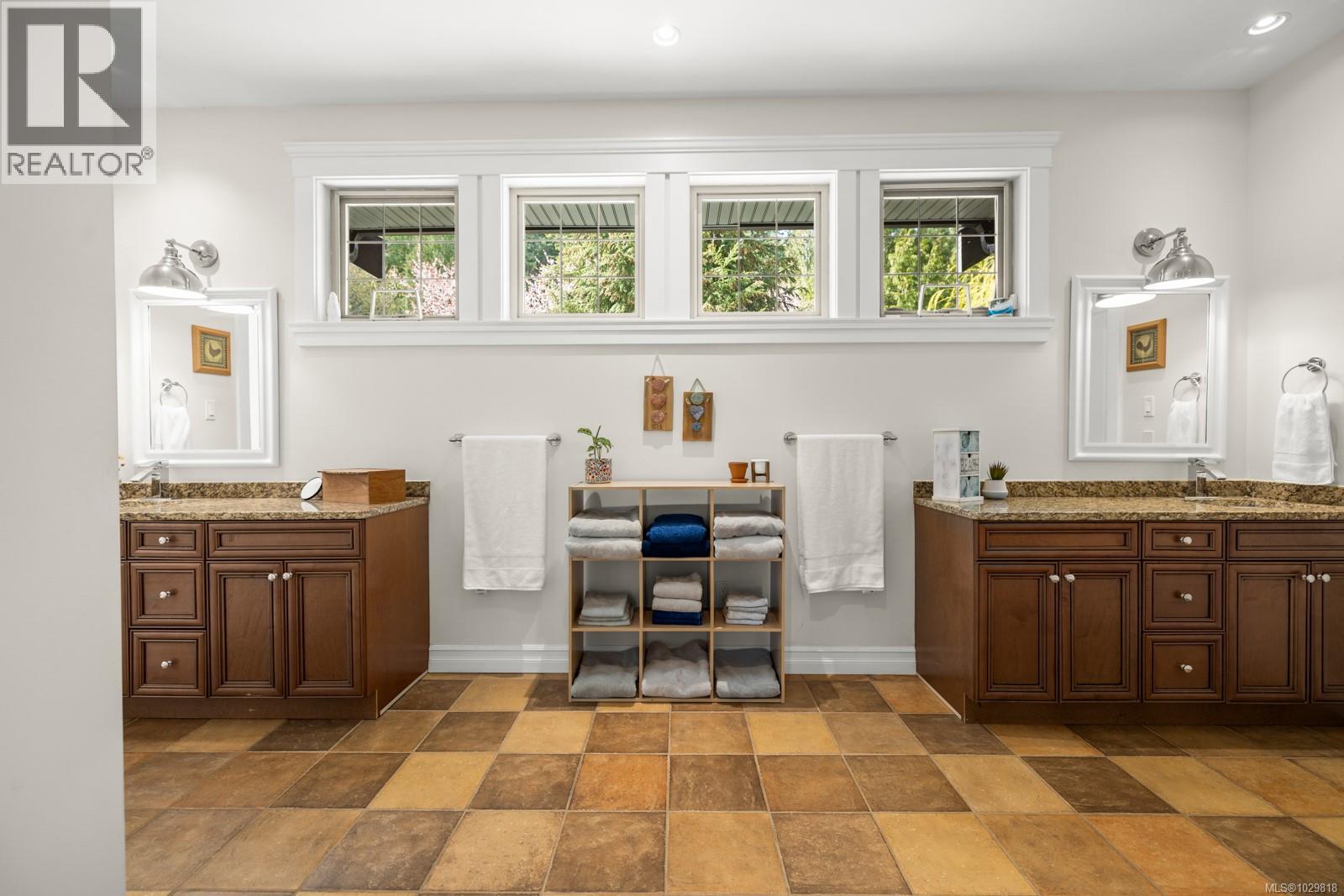  1054 River Road, Highlands