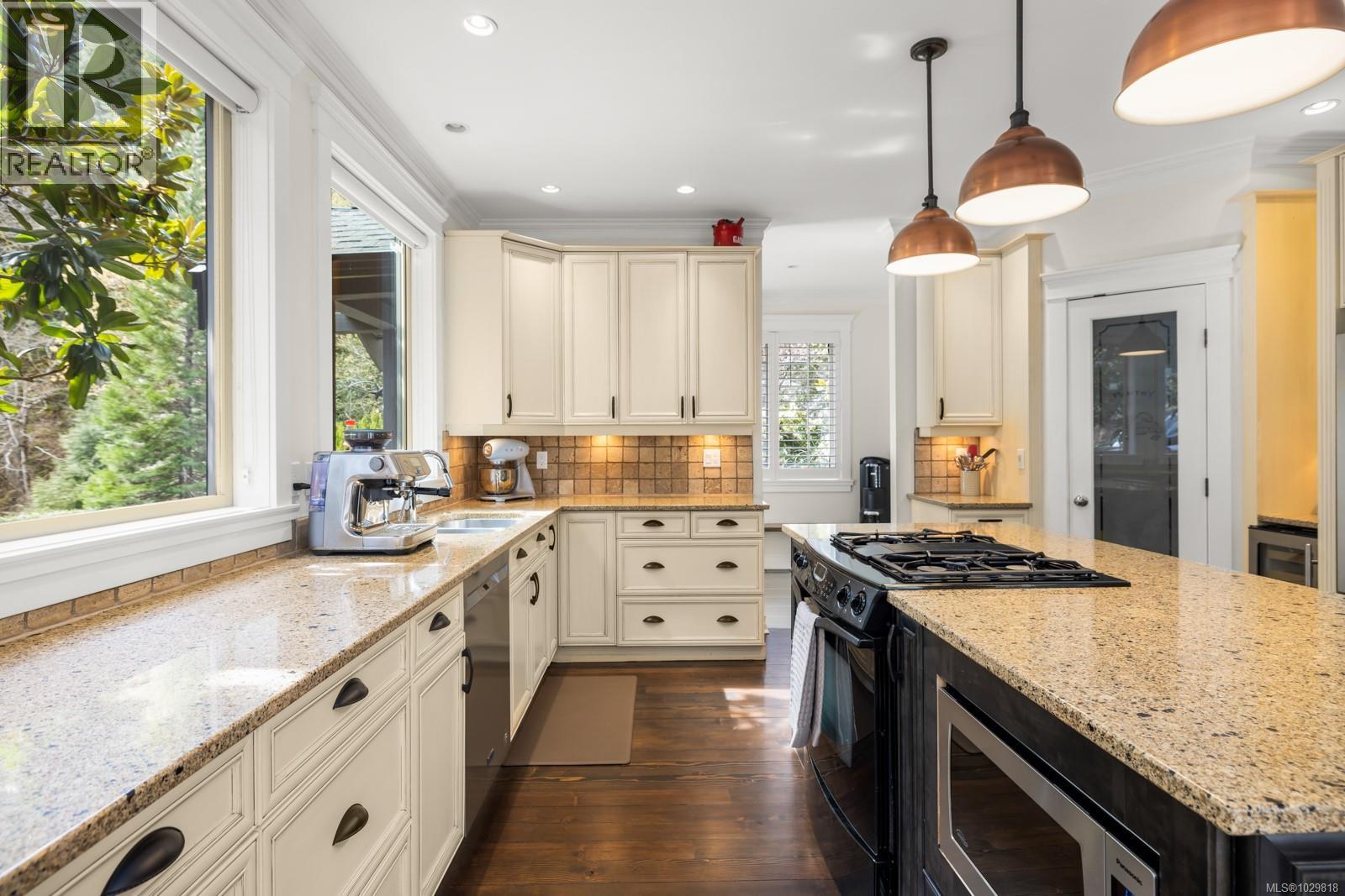  1054 River Road, Highlands