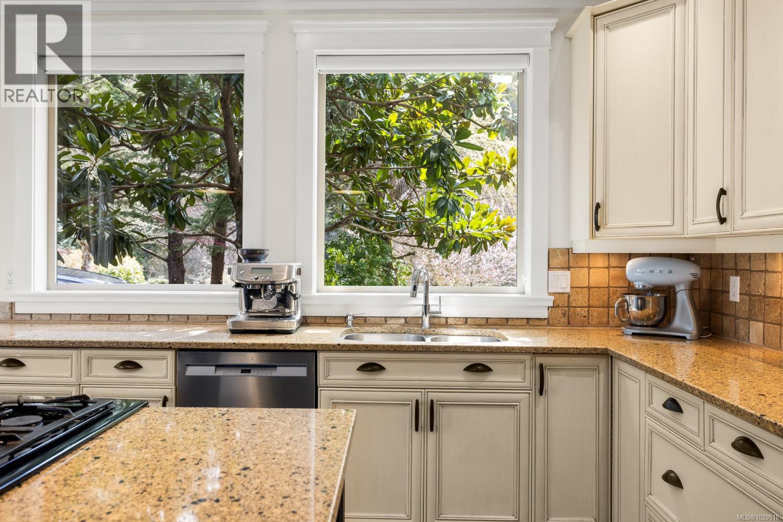  1054 River Road, Highlands