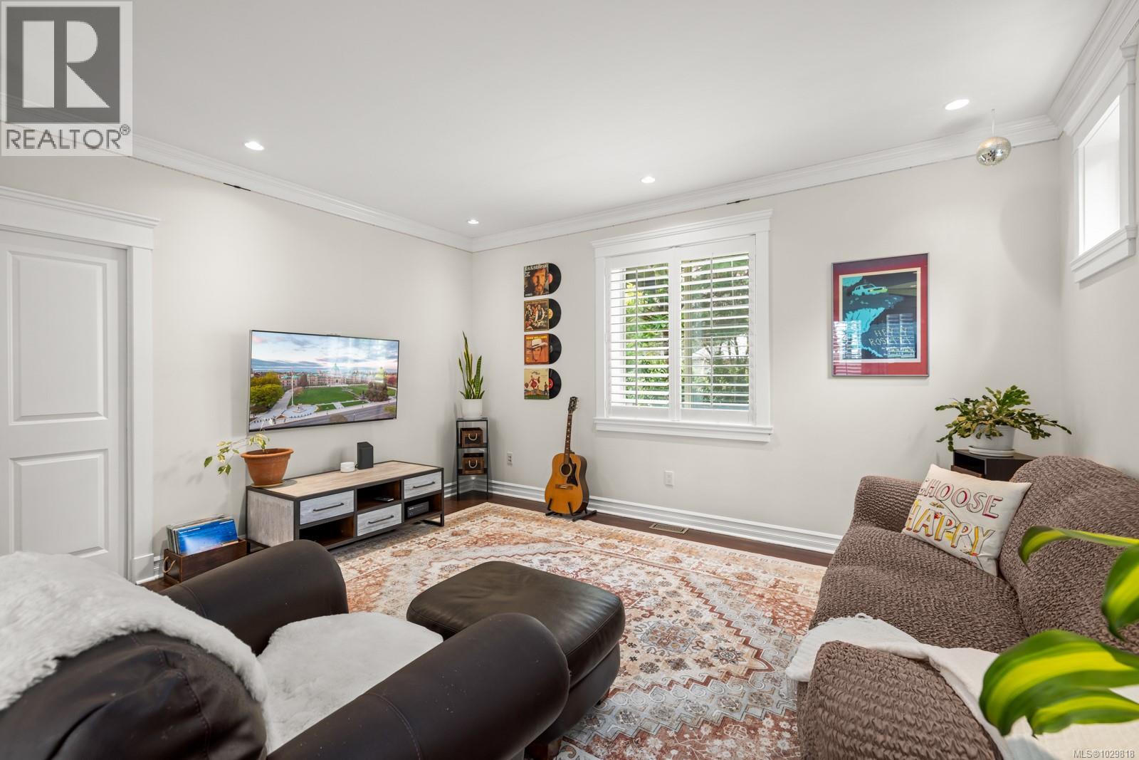  1054 River Road, Highlands