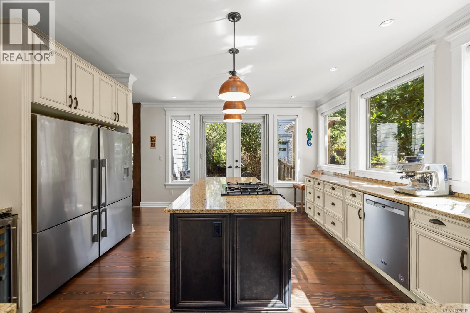  1054 River Road, Highlands