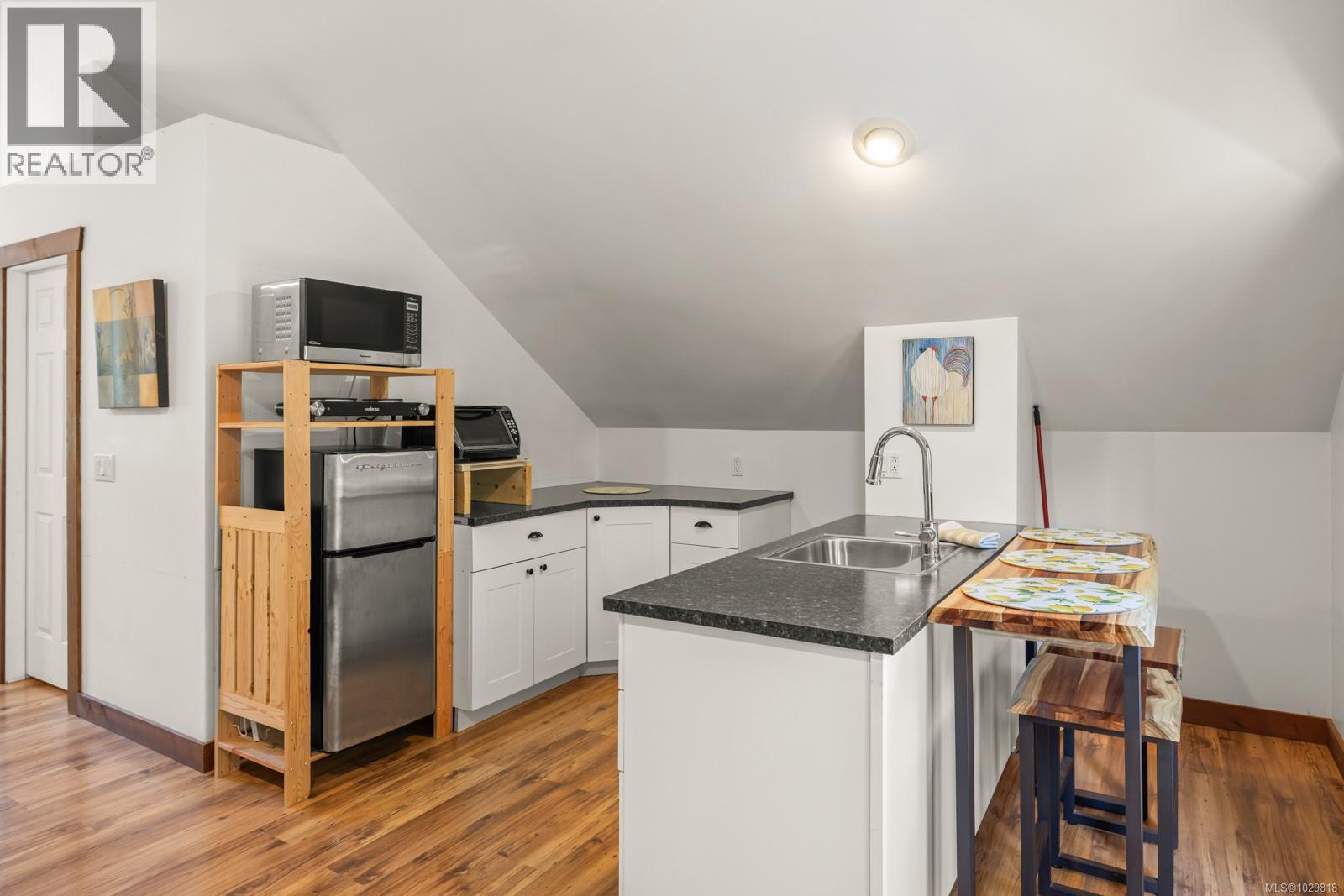  1054 River Road, Highlands