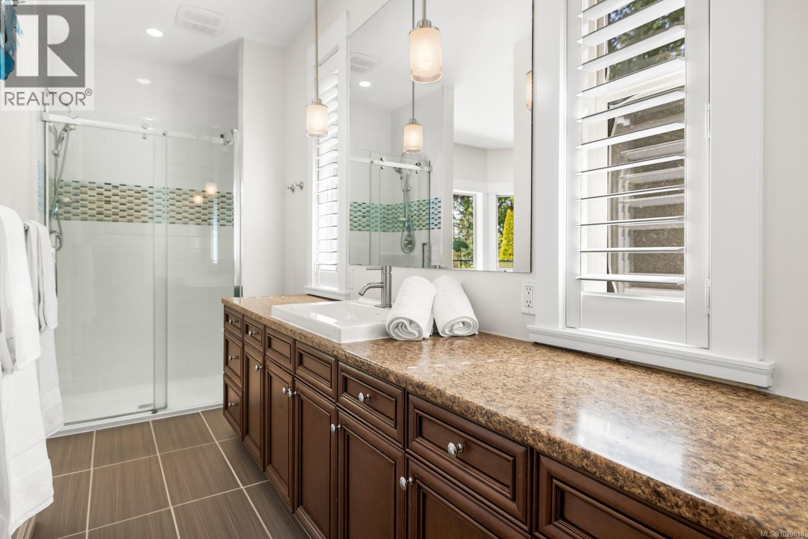  1054 River Road, Highlands