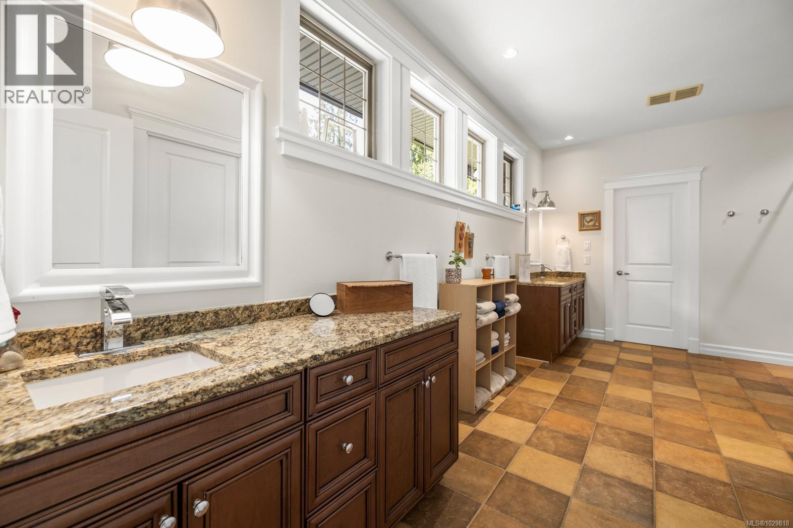  1054 River Road, Highlands