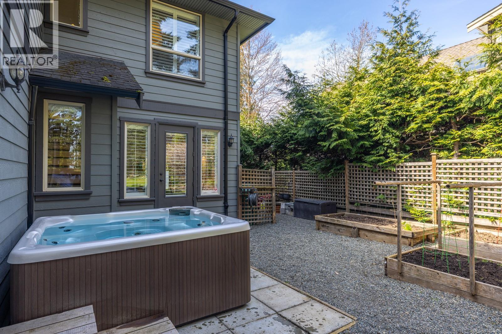  1054 River Road, Highlands