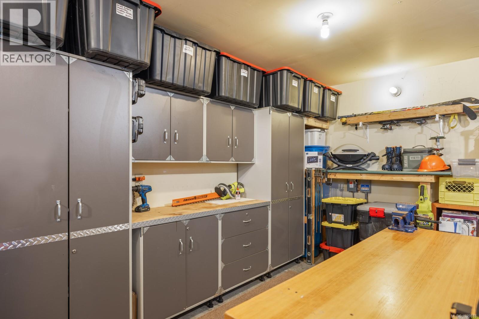  1054 River Road, Highlands