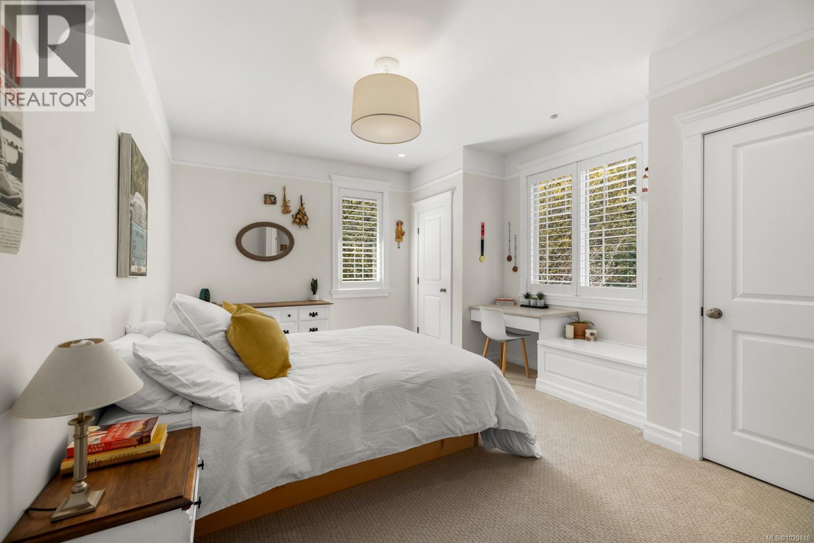  1054 River Road, Highlands