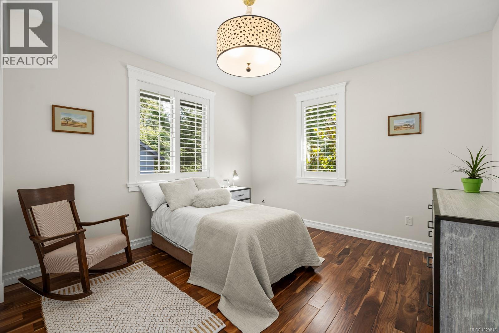  1054 River Road, Highlands