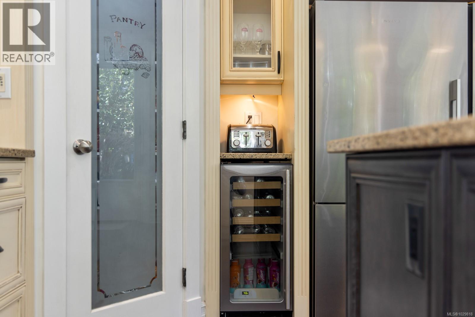  1054 River Road, Highlands