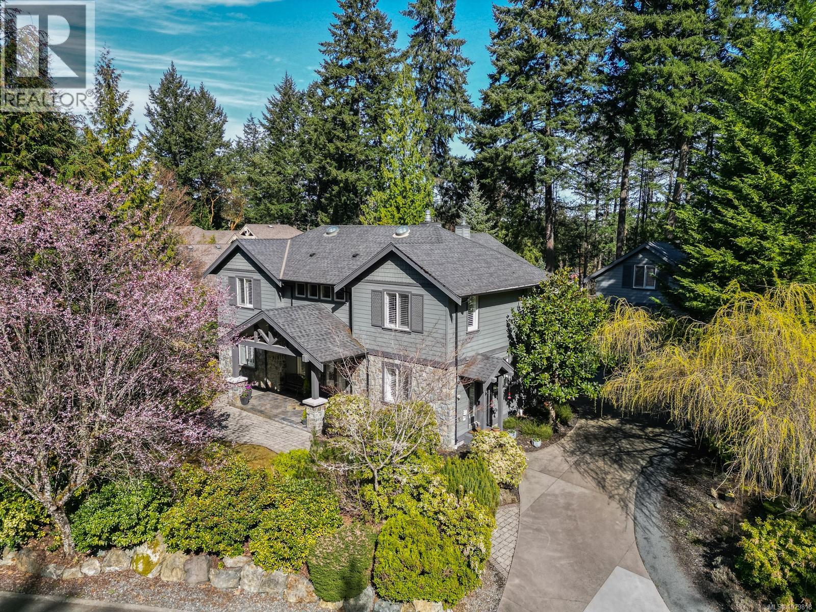  1054 River Road, Highlands