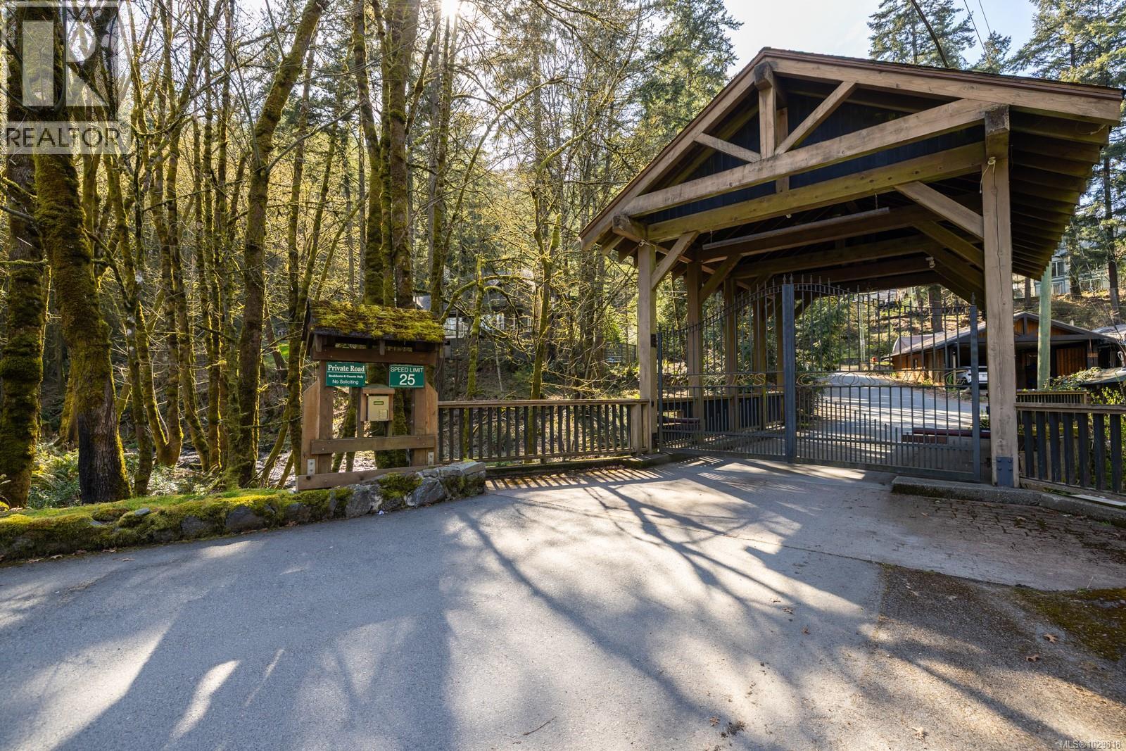  1054 River Road, Highlands