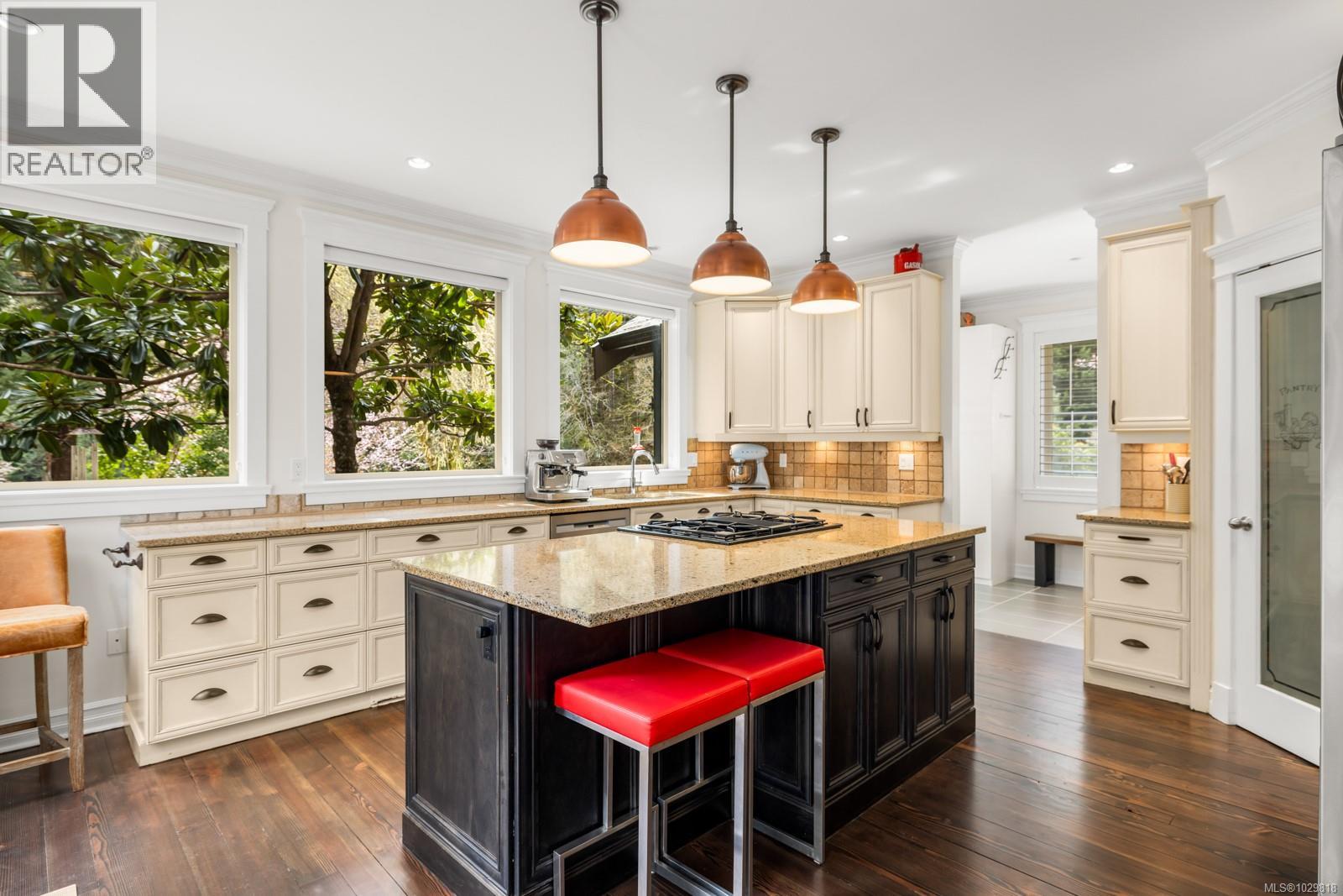  1054 River Road, Highlands