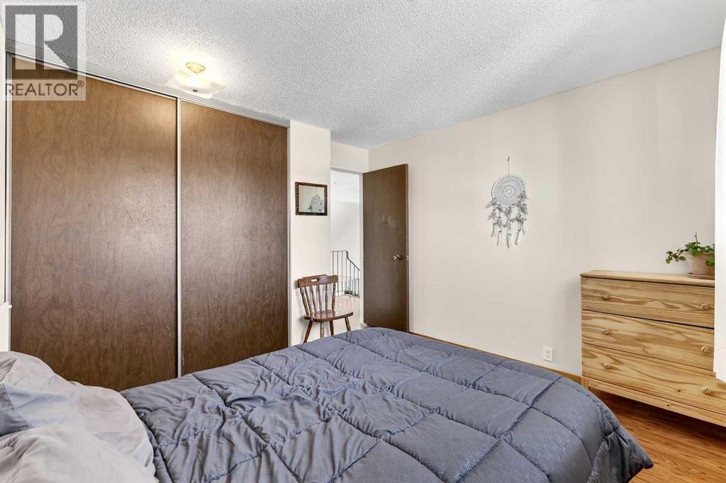 Single Family House for Sale in  Woodglen Grove SW Woodbine Calgary 